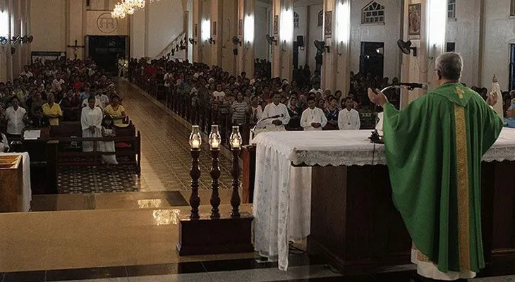 Detienen sacerdote católico de camino a un motel con una niña de 13 años
