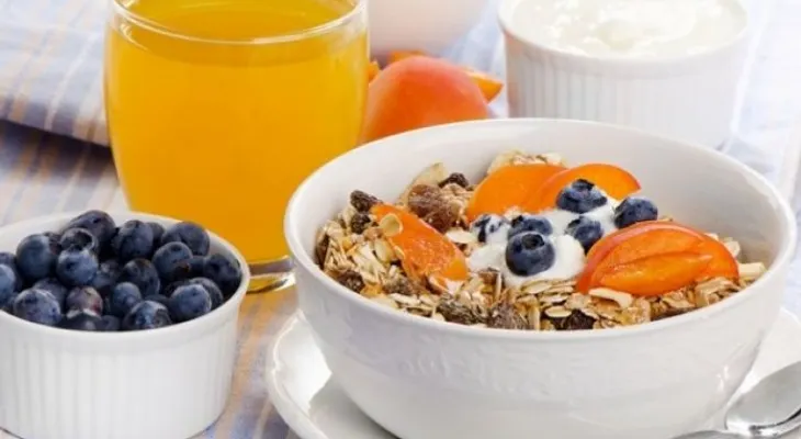¿Por qué después del desayuno reaparece el hambre? 