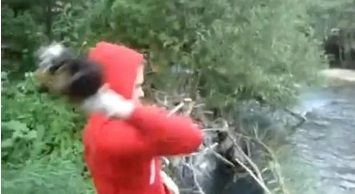 QUE CRUEL Joven arroja perros recien nacidos a un rio