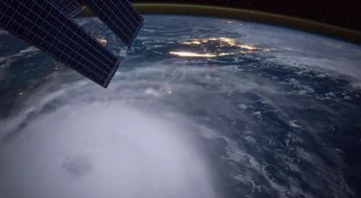 El huracán Joaquín levantó techos, tumbó árboles y desató inundaciones en la Bahamas.