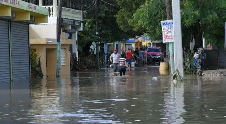 Lluvias disminuirán, pero el COE mantiene en alerta diez provincias; 17, 570 desplazados 