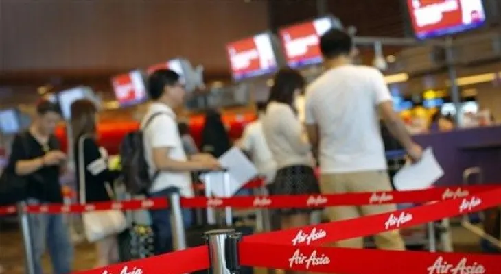 Reanudan búsqueda avión perdido de Indonesia a Singapur 