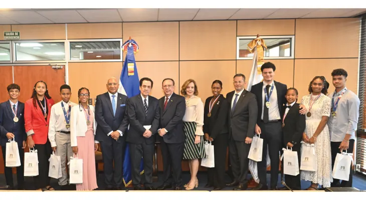 Valdez Albizu recibió la visita de su excelencia, embajador Tony Raful y estudiantes meritorios de origen dominicano en España