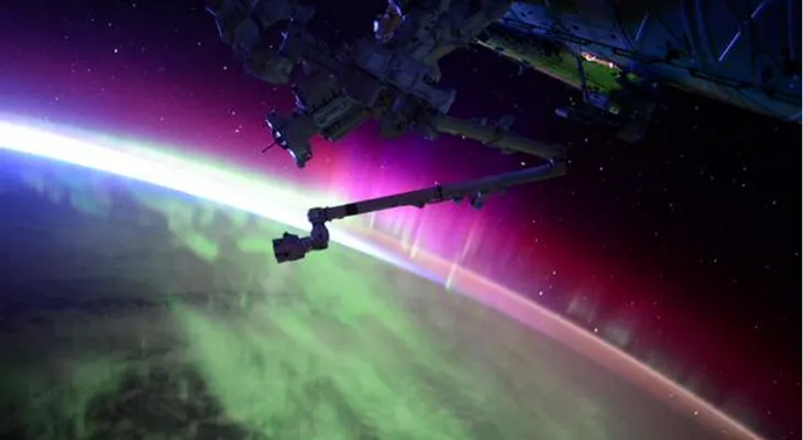 Captan una aurora boreal desde el espacio