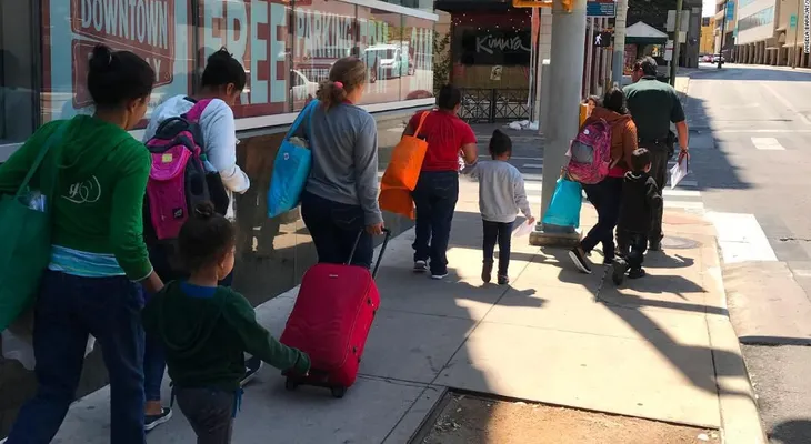Una indocumentada hondureña cuenta llorando cómo las autoridades de EE.UU le llevaron a su hija 