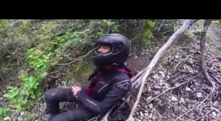 Un motociclista siguió de largo en una curva y cayó por un precipicio