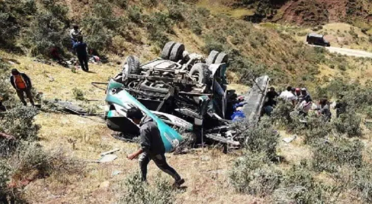 Accidente de autobús de pasajeros en Perú deja al menos 10 muertos