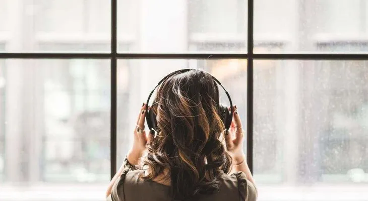Uso auriculares pone a mil 100 millones de personas en riesgo de perder audición 