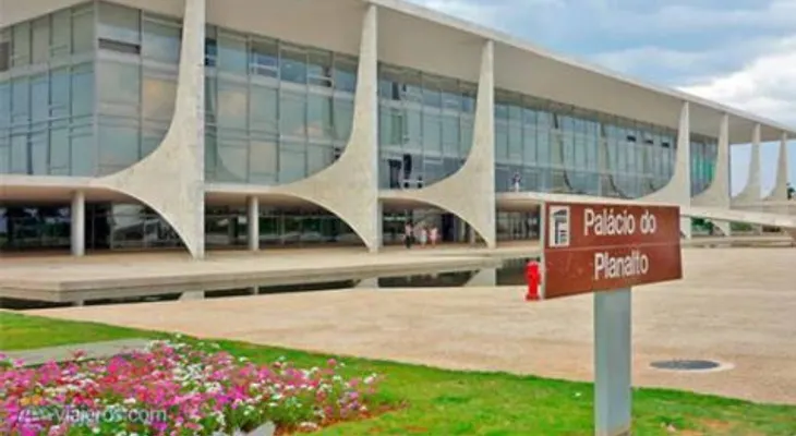 Hombre se prende fuego frente al palacio presidencial brasileño