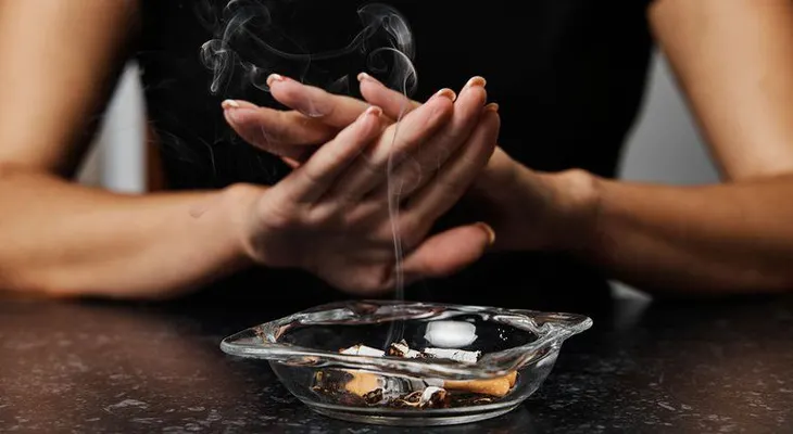Las mujeres tienen más dificultad para dejar de fumar que los hombres