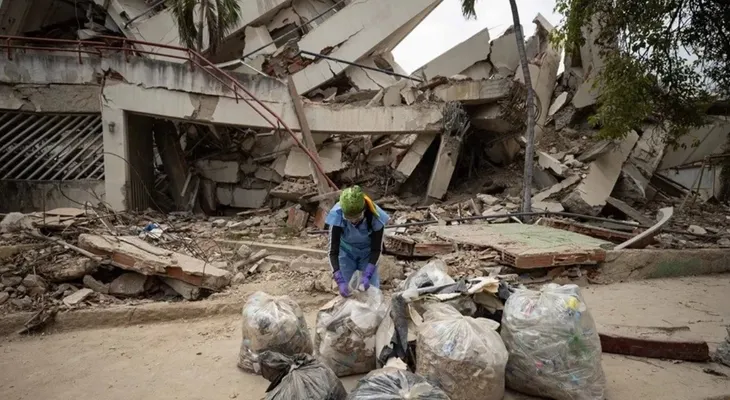 Voluntarios de toda Venezuela se unen para limpiar La Guaira tras el doble terremoto de junio
