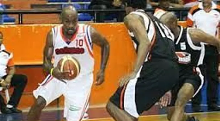 Huracanes triunfan y Cañeros escalan a la cima