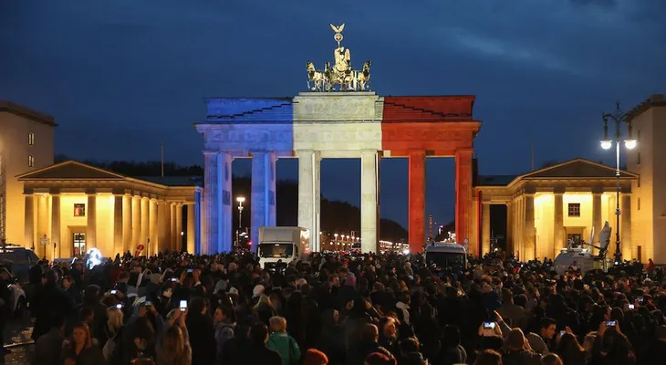 La ayuda para las víctimas de los ataques en París llega de todas partes del mundo