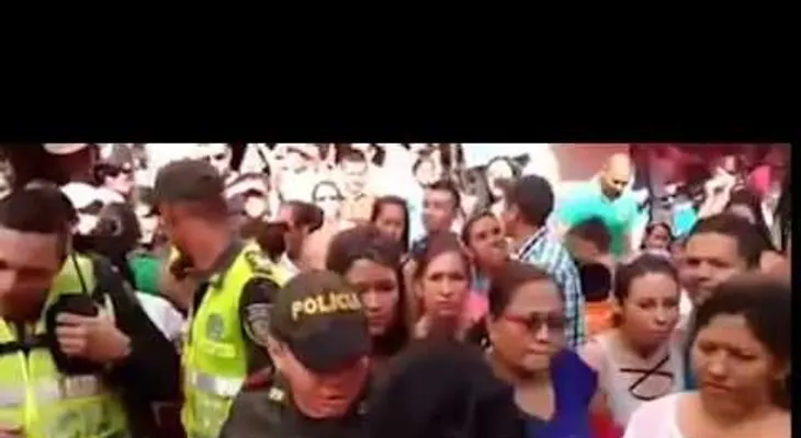 Una colombiana paraliza el tráfico por un fuerte ataque de celos (VIDEO)