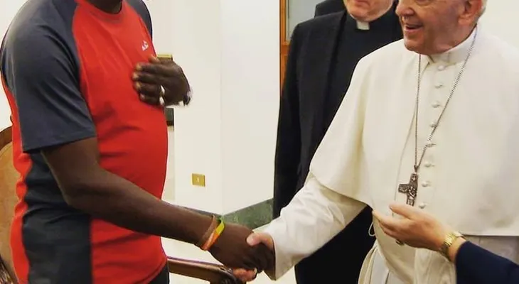 El papa Francisco dice que quien "descarte" a los homosexuales "no tiene un corazón humano"