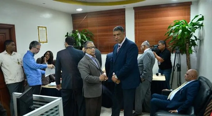 Partidos inscriben alianzas a última hora ante la JCE