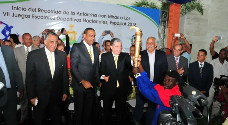 Ministro Amarante Baret entrega antorcha de los VII Juegos Escolares Deportivos Nacionales Espaillat 2016