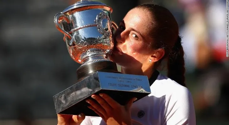 Jelena Ostapenko sorprende a la favorita y se corona en Roland Garros