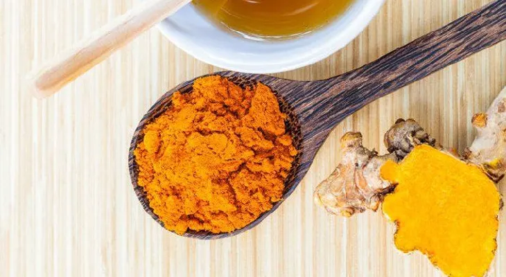Un remedio que no tiene precio: Cúrcuma con miel de abejas
