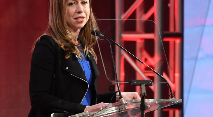 Chelsea Clinton acusa a Steven Bannon de "avergonzar por gordo" a Sean Spicer