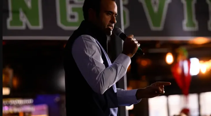 Ramaswamy cierra su campaña en Ohio con un polémico anuncio que expone los riesgos de imitar a Trump
