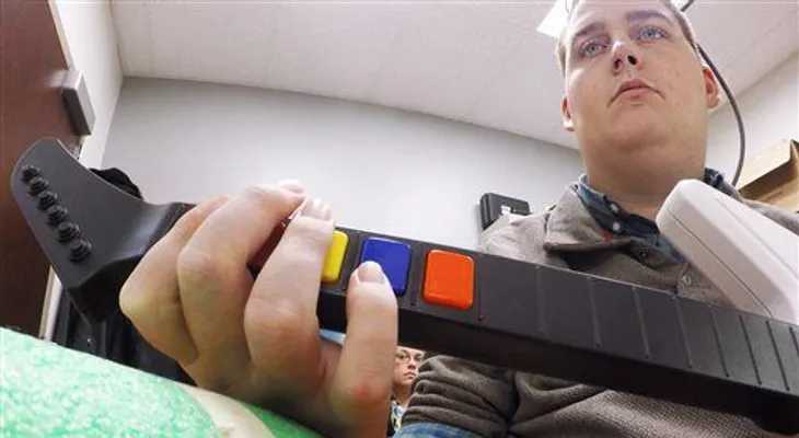 Implante cerebral permite a paralítico a mover su mano