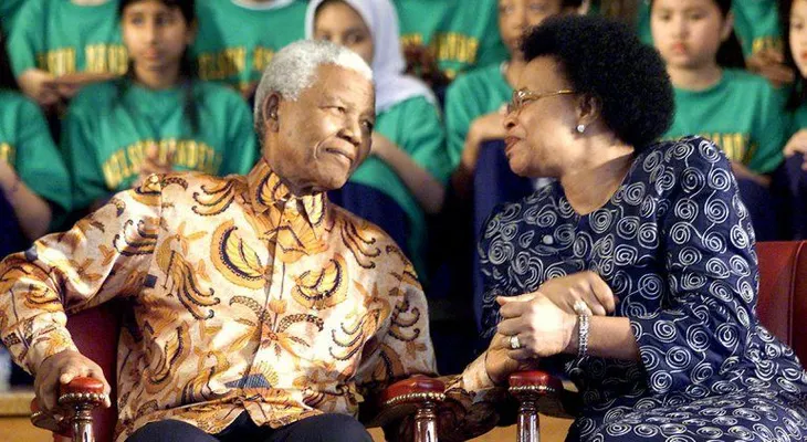 Viuda de Nelson Mandela renuncia a mitad de la herencia