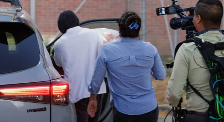 Juez fija fianza a agente de ICE acusado de disparar a venezolano y mentir a investigadores
