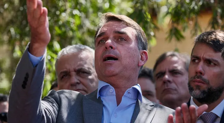 Flávio Bolsonaro anuncia reformas constitucionales para limitar al Supremo y eliminar la reelección en Brasil