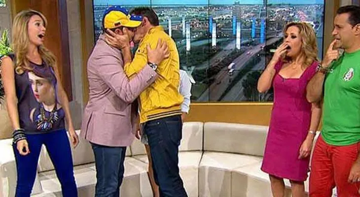 Daniel Sarcos le da un beso en la boca a Carlos Ponce
