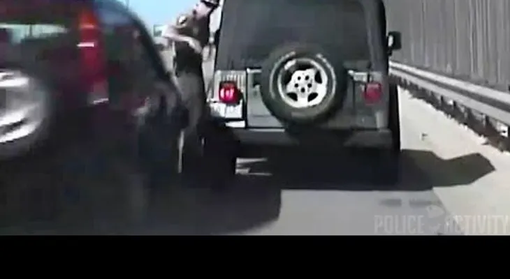 FUERTES IMAGENES: Conductora ebria arrolla a un agente de tránsito (VIDEO)