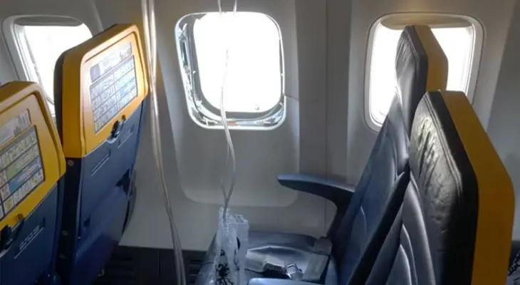 Pala del motor de Ryanair rompe ventanilla y succiona parcialmente a pasajero