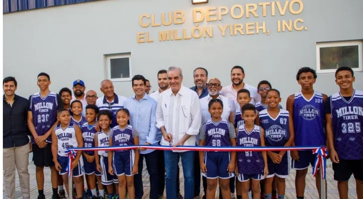 Abinader entrega remozado Club Deportivo El Millón Yireh