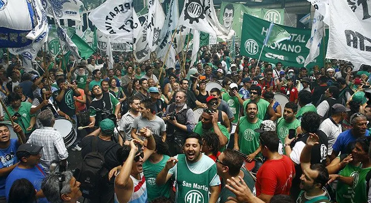 Argentina: Trabajadores estatales exigen estabilidad en su primera huelga contra Macri