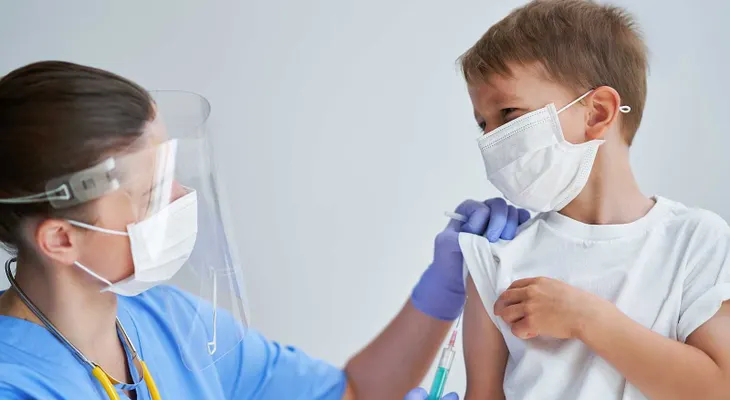 Pfizer inicia ensayos para vacunar contra COVID niños de 6 meses a 11 años