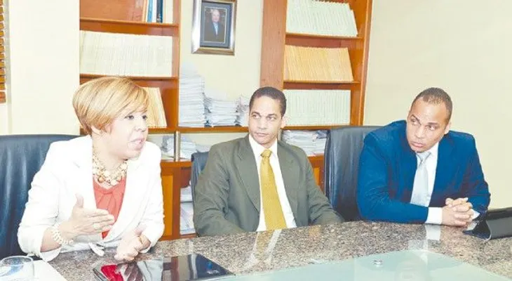 4 dominicanos crean un aparato para pintar uñas