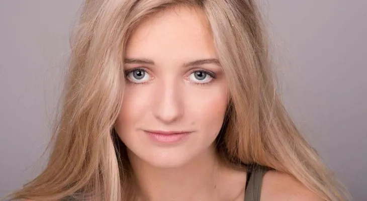 Una modelo italiana de 18 años subasta su virginidad y genera polémica en Europa