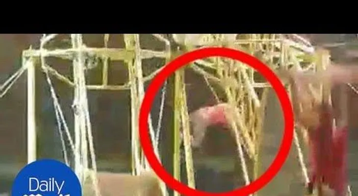 Escalofriante momento cuando acróbata colombiano cae desde una altura de 9 metros