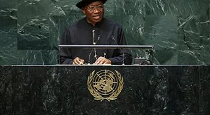 Presidente de Nigeria niega tener 100 millones 