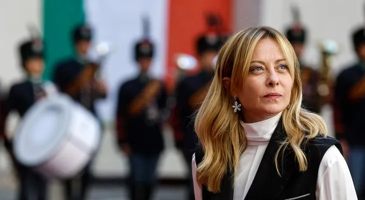 Meloni anuncia ley para prohibir el burka en escuelas y limitar estudiantes extranjeros por aula