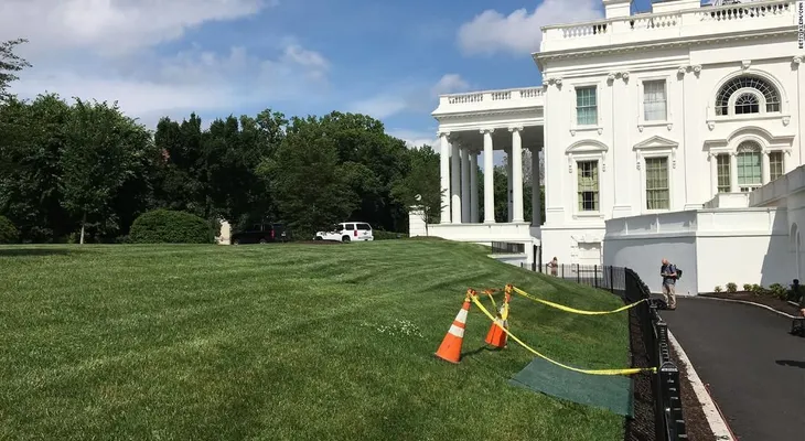 ¿Se estará hundiendo el césped de la Casa Blanca?