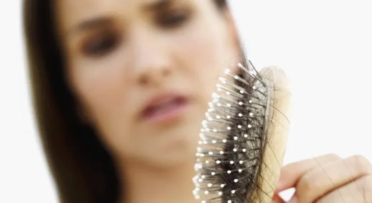 ¿Por qué se nos cae el cabello y cuándo debemos verlo como una enfermedad?