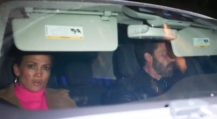 Ben Affleck y a J.Lo abrazados durante una cena romántica
