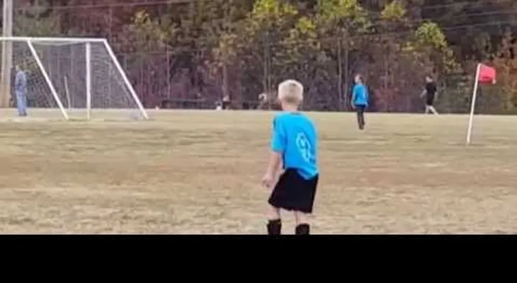 Un ciervo interrumpe un partido para meter un golazo