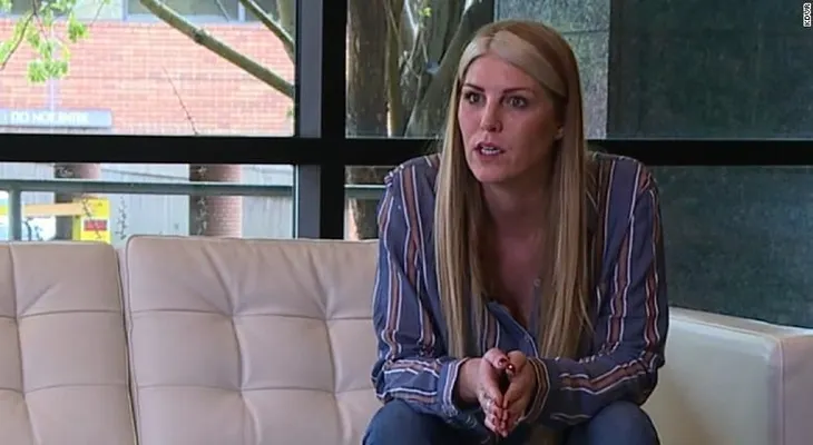 Una mujer tuvo que pagar 500 dólares por una manzana y un error honesto en un avión