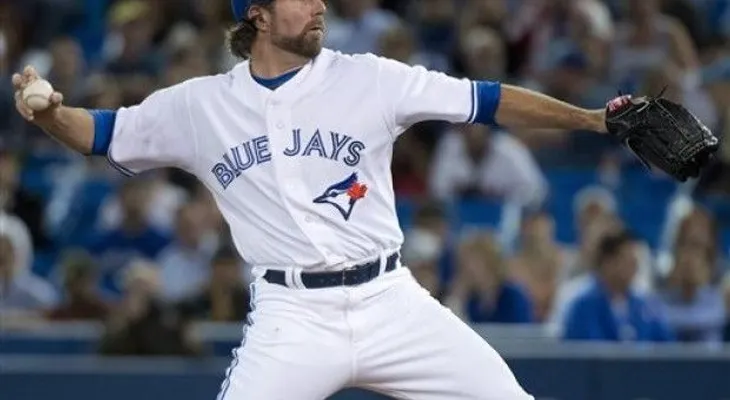 Encarnación pega HR, Dickey lanza juego completo y Azulejos vencen a Angelinos 