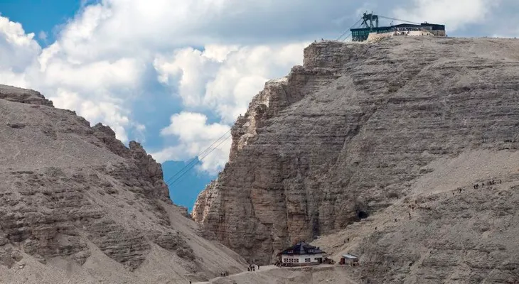 Mujer de Miami muere al caer 300 metros en los Dolomitas italianos durante una excursión