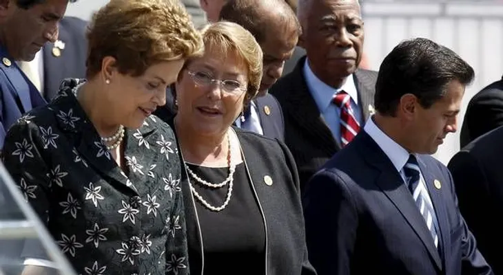 El momento que un vidrio estalla frente a la presidenta de Chile (VIDEO)