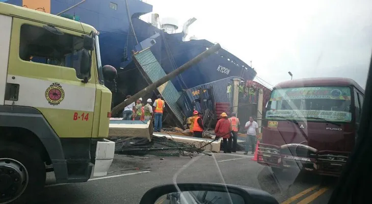 El Ferrie del Caribe choca en la avenida del Puerto creando una gran impacto