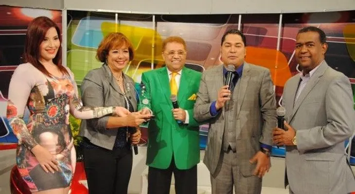 Julie Carlo dice televisión de ahora se sustenta en "malas palabras"